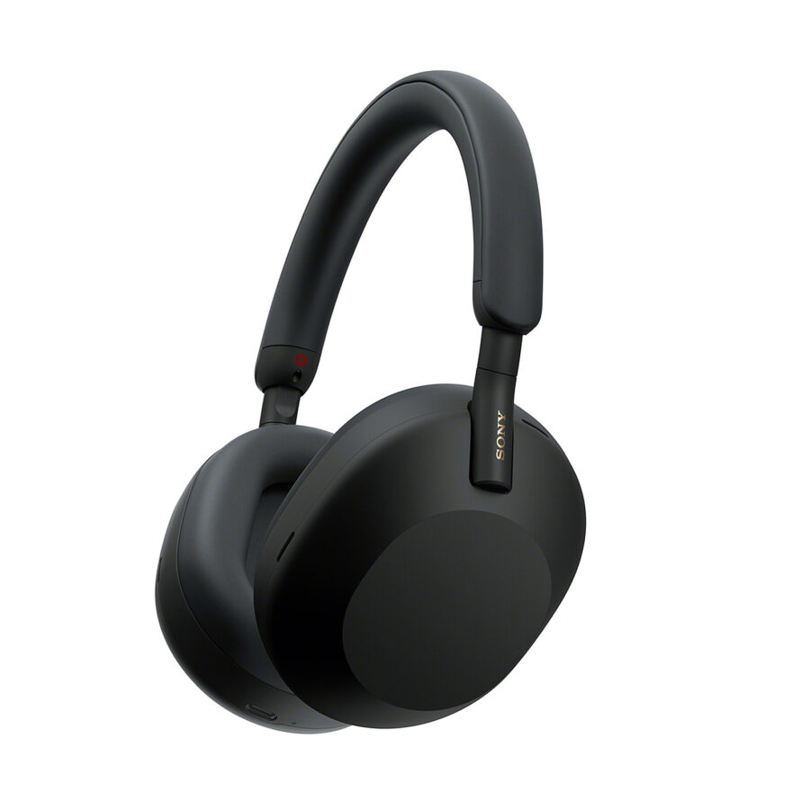 Casque audio sans fil Sony WH-1000XM5 noir, vu de trois quarts, sur fond blanc