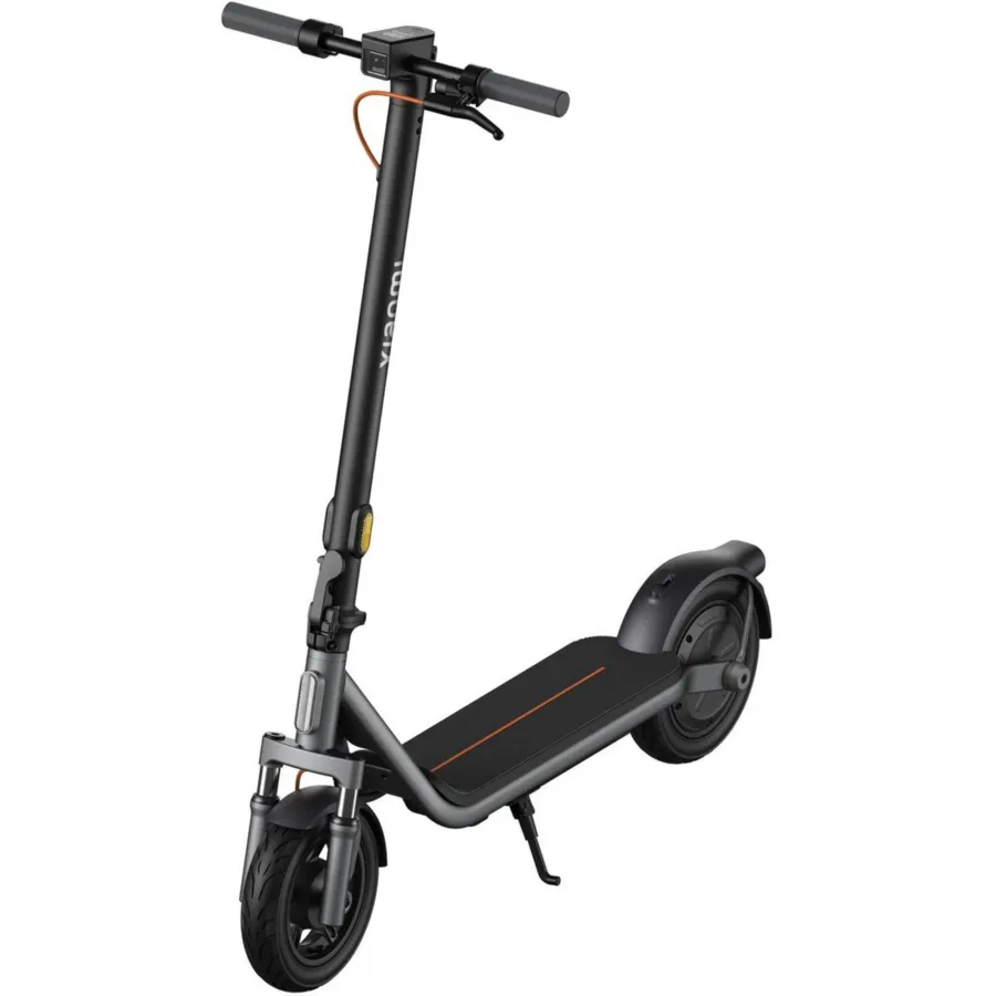Trottinette électrique Xiaomi Electric Scooter 6 Lite noire, vue de trois quarts arrière, sur fond blanc
