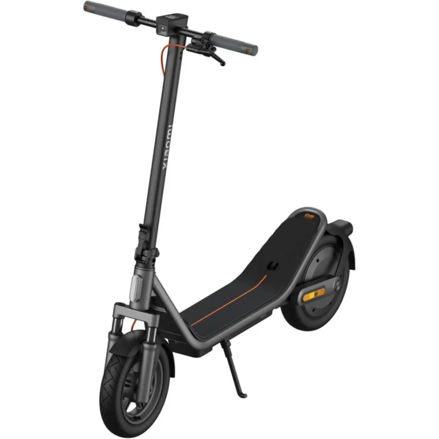 Trottinette électrique Xiaomi Electric Scooter 6 noire, vue de trois quarts avant, frein à disque visible, sur fond blanc